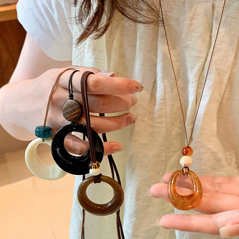 Brown Circle Woven Rope Necklace Women's Minimalist Fashion Cold Tone Vintage Style Resin Material Necklace Accessory